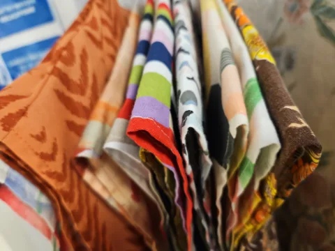 Banquette garnie et recouverte de tissu noir, terminée à l’atelier.