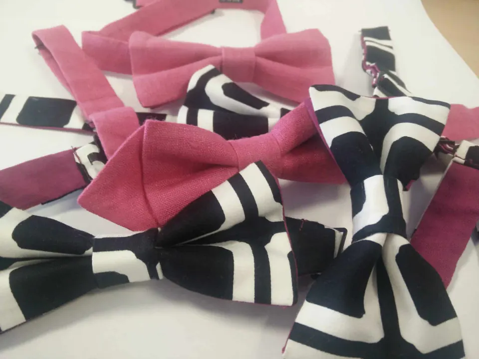 Nœuds papillon en coton rose et en tissu imprimé noir et blanc.